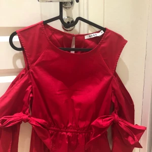 Offshoulder  - En röd offshoulder top som vara användts en gång på min födelsedag. På ärmarna finns band som man kan knyta lite hur man själv tycker är fint. Köpt på nakd och fler bilder kan skickas om det så önskas. 