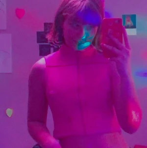 Jättesöt liten baby väst!! - SÄNKT PRIS!! Rosa väst i barnstorlek 110/116 köpt second hand, två fickor och en stjärna som detalj på vänster sida. Jättefin både att ja öppen och stängd, är nästan för tajt för mig som vanligtvis har s så skulle säga att den funkar bäst på xs eller mindre! 40kr + 22kr frakt = 62kr!!