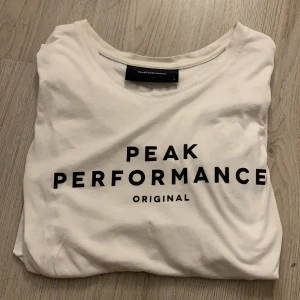 Peak performance tröja  - En vanlig vit peak performance t-shirt knappt använd i storlek S men jag tror den skulle kunna passa en M också. 