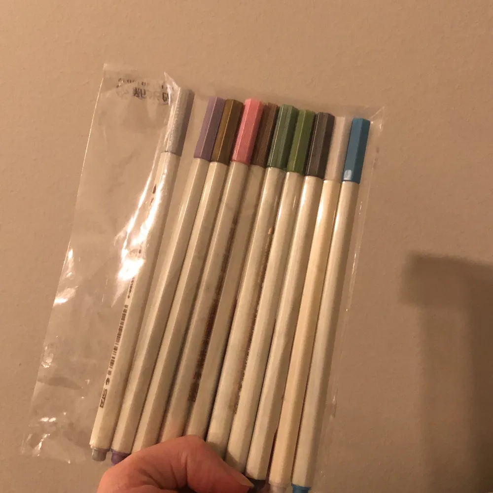 200kr inkl frakt, metalliska brush pennor med mjuka toppar! Funkar perfekt till kort och dekorationer och kalligrafi! Det finns 12 det och alla är i super skick!. Accessoarer.