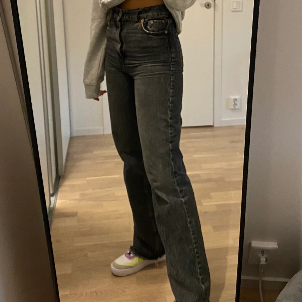 Jättesnygga, trendiga grå/svarta raka jeans med full lenght från Zara. Går att klippa men passar perfekt enligt mig som är 1,70 men även för de som är längre. Använda få gånger. Kommer tyvärr ej till användning tillräckligt. Frakt tillkommer. Jeans & Byxor.