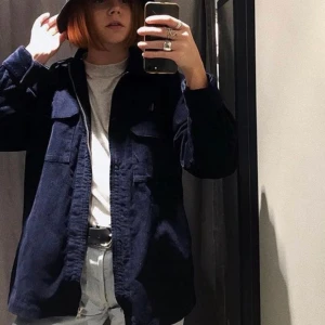 Manchester Jacka - Säljer denna mörkblå Manchester-jackan i storlek medium - den är dock lite oversized.🦋✌️