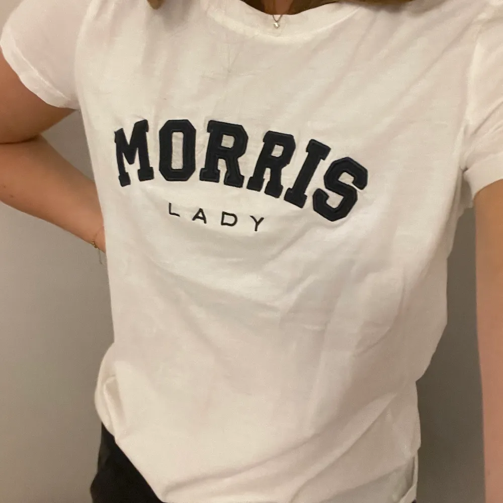 Jag säljer denna fina Morris T-shirt eftersom den inte kommer till användning längre. Storlek XS och i fint skick utom att det finns en väldigt liten fläck på framsidan (de bild två) 💕Köpte den för ca 600kr och säljer för 75kr. T-shirts.