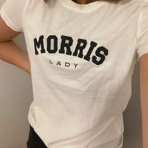 Jag säljer denna fina Morris T-shirt eftersom den inte kommer till användning längre. Storlek XS och i fint skick utom att det finns en väldigt liten fläck på framsidan (de bild två) 💕Köpte den för ca 600kr och säljer för 75kr