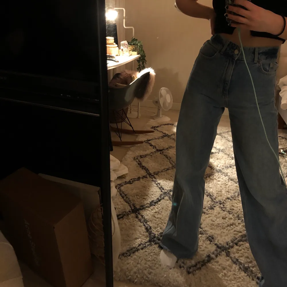 Blåa vida zara jeans, i modellen ZW premium ’90S full length🤍 har klippt av dom så att dom passar min längd, jag är 165 cm och byxorna går ner till marken på mig/ går över skorna! Innerbenslängd 79,5 cm & midjemått 70 cm!Tyget är relativt stretchigt så passar nog även storlek 36💕 Pm för fler bilder. Jeans & Byxor.