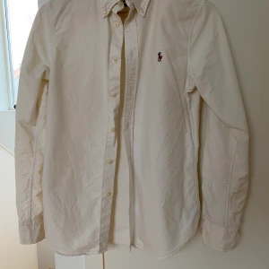 Ralph Lauren damskjorta - Vit skjorta i strl s. I princip oanvänd.