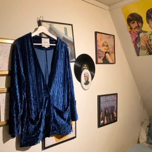 Dress - En till dress från monki men nu i blå sammet! Sjukt cool och skön. Cool att ha snygga silversmycken och någon snygg svart topp under 🤩🤩