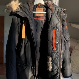 Para Jumpers jacka - Svart Para jumper jacka, right hand man. Kan mötas upp runt om Göteborg eller frakturera men då står köparen för frakten. 