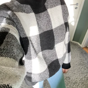 Stickad tröja - Säljer nu denna fina stickade tröja från chiquelle som tyvärr inte kommer till användning. Den är i storlek one size. Buda i kommentarerna!