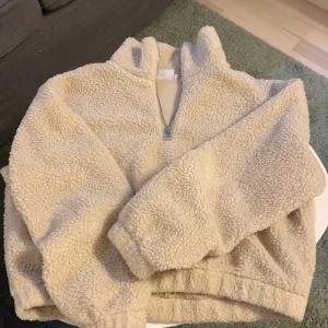 Fluffig tröja  - Säljer denna mysiga fluffiga tröja. Är från weekday i storlek xs. Är i bra skick. 
