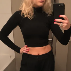 Fashionable fit crop träningströja - GRYM träningströja som är inbyggd sport bh - så de sitter riktigt bra över brösten. Fint skick! Strl XS/S, kan också byta om någon har den i en strl större S/M(?)