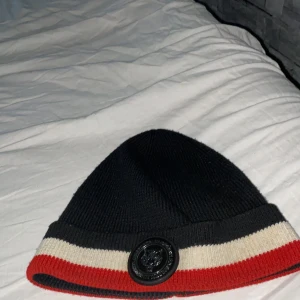 Plein sport - En plein sport mössa one size, köpetes för 1000 ny. Cond på mössan 7/10 mössan har Scan kod också