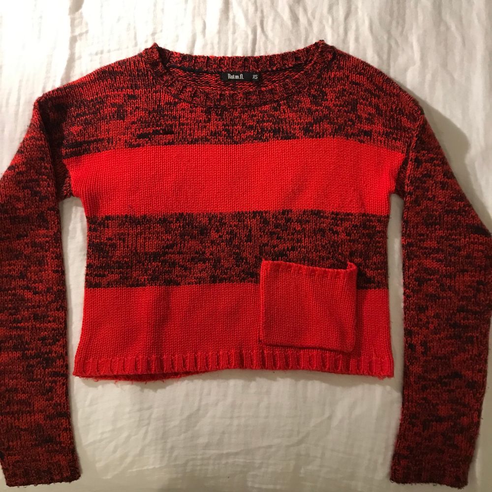 Rödrandig stickad tröja i fint skick. Storlek XS, men stor i storleken så passar även S/M. 100% akryl. . Stickat.