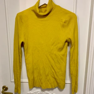 Gul polo köpt i London, S  - Superfin gul polo köpt second hand i London, jätteskönt material och använd max 3 gånger!! Jag har S och den sitter hyfsat tajt på mig. Säljer pga vill uppdatera garderoben. Swipe för mer info 🙌
