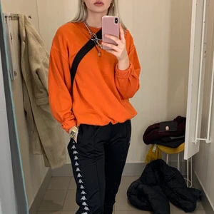 College tröja, S-L - Cool collegetröja köpt second hand på beyond retro, har storlek S och den sitter bra på mig (oversized)🙌 swipe för mer info 🌷