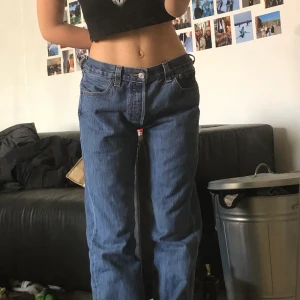 Levis  - Super fina vintage Levis byxor✨ Tyvär är dom alldeles för långa på mig som är strax under 160 skulle nog passa någon runt 170 skulle jag tro🌸:) Det blir budgivning pga att jag har flera intresserade budgivningen avslutas kl 15 idag högsta bud:280kr🌸