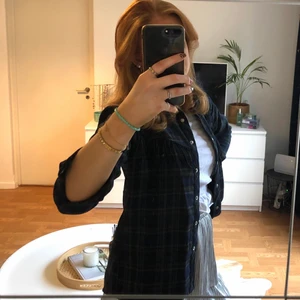 Skjorta, Zara - Jättesnygg filtmöstrad skjorta från Zara kids! Strl 164 så motsvarar en XS. Den har jättefina framsar på framsidan och går ner över rumpan. Ett tjockare material så känns riktigt najs!! Knappt använd så riktigt bra skick 🤩🤘🏼