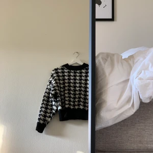 Stickad tröja - Stickad tröja från hm, hundtandsmönstrad. Fint skick! Suuuperskön kvalitet<3 Lite oversized