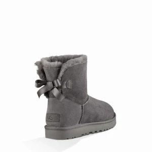 UGGS  - Säljer mina fina uggs som tyvärr inte kommer till användning längre. (Köpta på NK)  Inte mina bilder men kan absolut fixas om någon vill. Dem är ganska använda och därav det billiga priset. Har tyvärr inte kvar kartongen! Möts upp i stockholm eller fraktar men då står köparen för frakt 💓