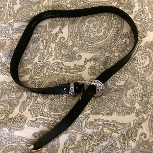 Populärt bälte  - Gjort massa egna hål så passar om man är smalare! Ej använd mkt då det ej är min stil 😌