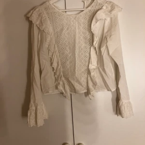 Blus från Zara - Vit blus från Zara i storlek S, i bra skick! Köparen står för frakten!✨