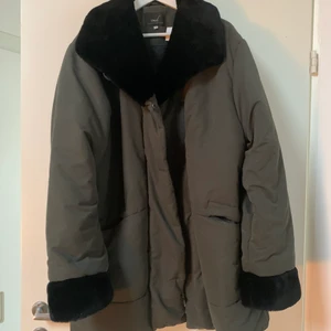 Vinter jacka -  Så snygg oversized vinterjacka. Fin grönfärg med detaljer. Perfekt till vintern! mysigt fluff på kragen samt ärmarna.