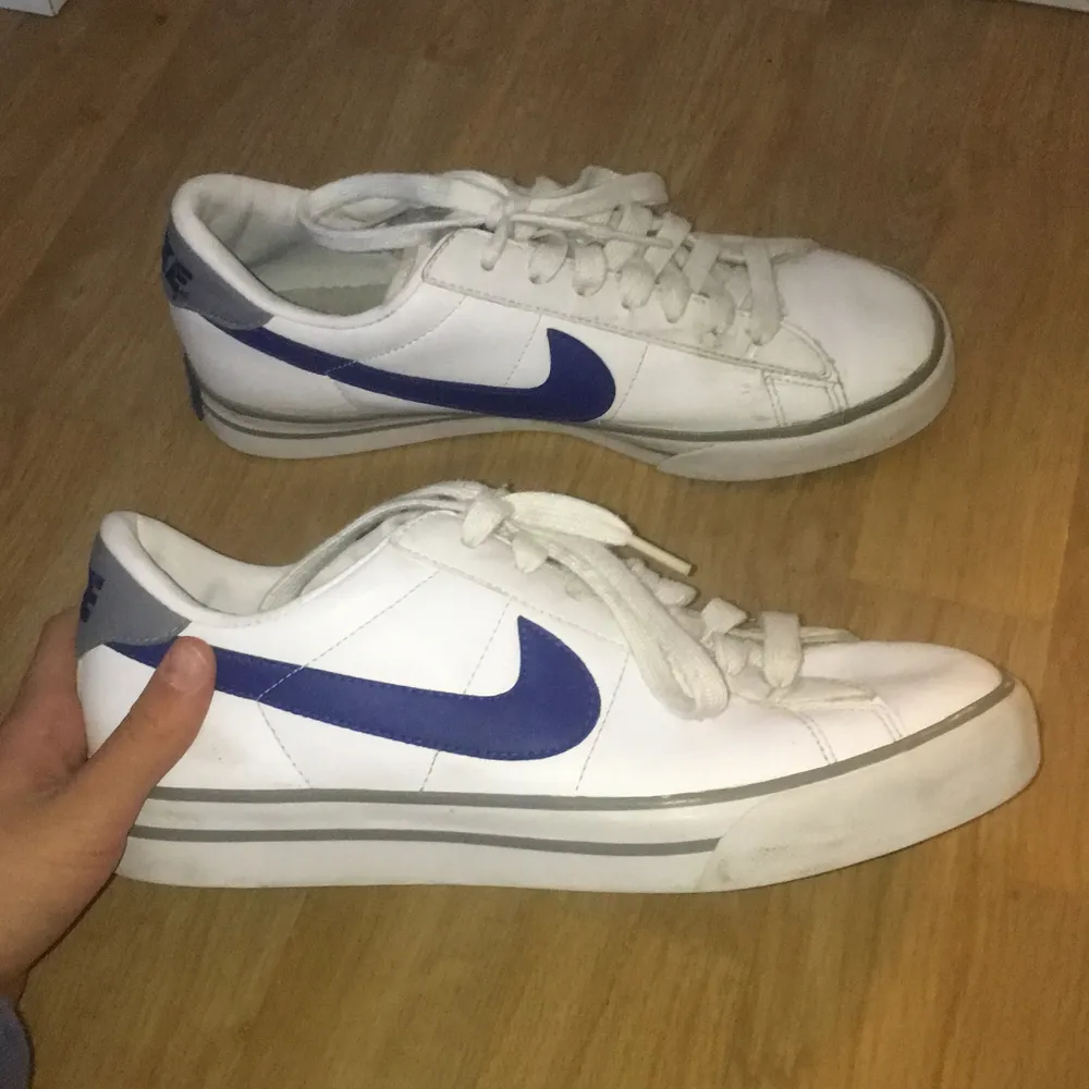 Jätte fina Nike skor som är använda cirka 2 gånger de är lite smutsig men det går säkert bort.  Storlek 40. Skor.