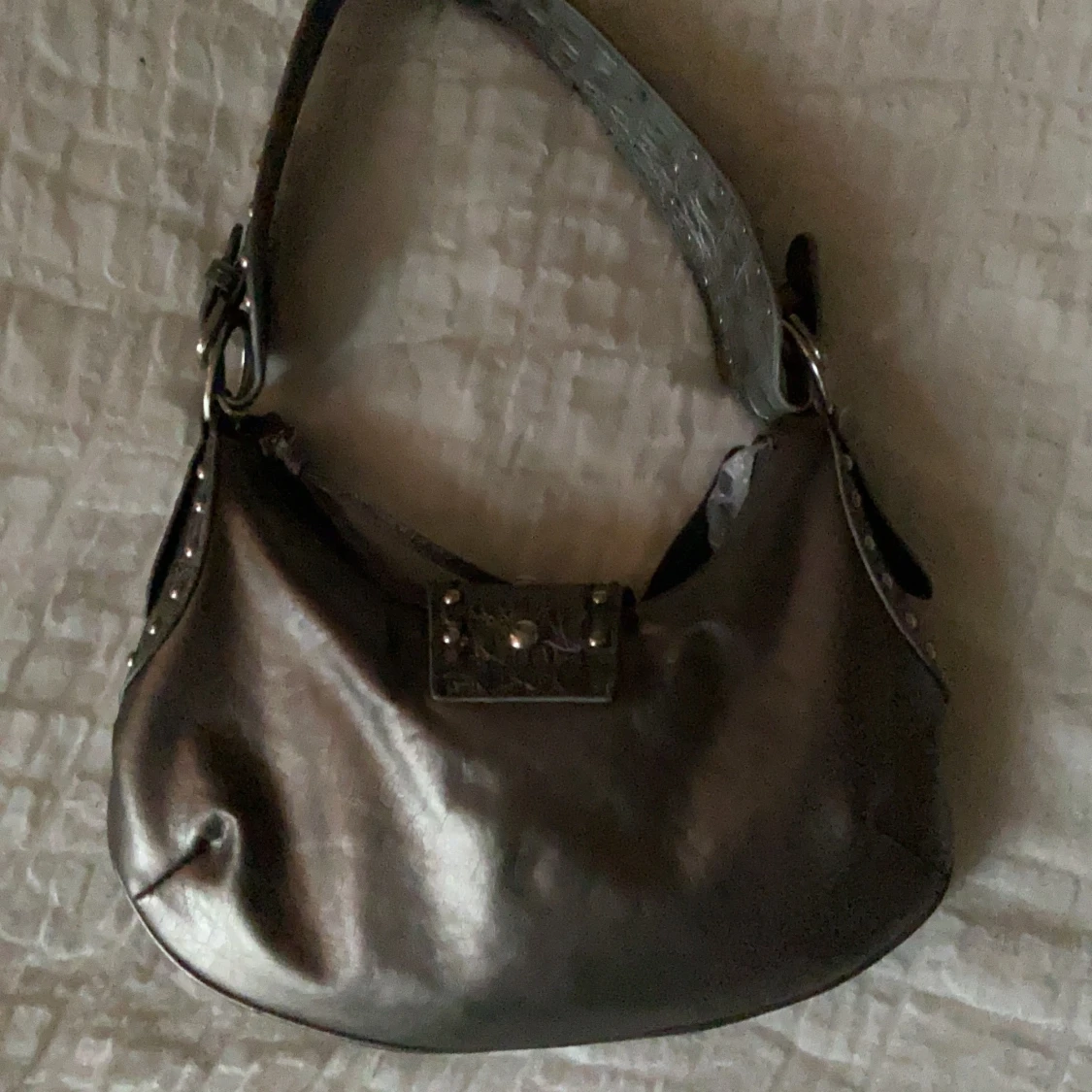 Silvrig handväska med nitar  - 91