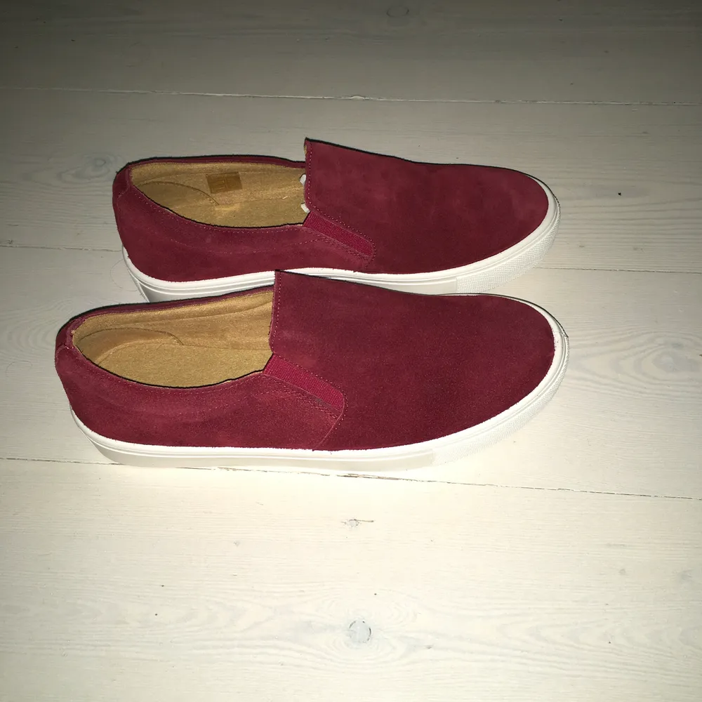 Vinröda sneakers i storlek 39. Aldrig använda. Får med box. . Kengät.