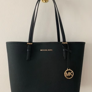 Michael kors väska (äkta!) - Säljer denna äkta Michael kors väska som är köpt i butik på Jackie. Har inte denna väska till användning, köpte den för några år sedan. Men väskan är i så gott som ny.                                  Nypris : 3000 mitt pris: 800kr (kan diskutera priset)