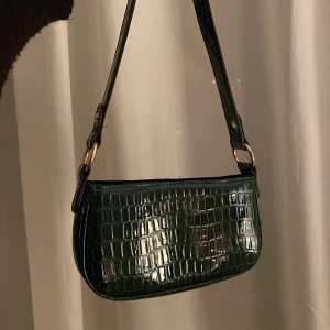 Grön axelväska  - Grön axelväska, som ny!! Använd i somras🧚🏾‍♀️💚