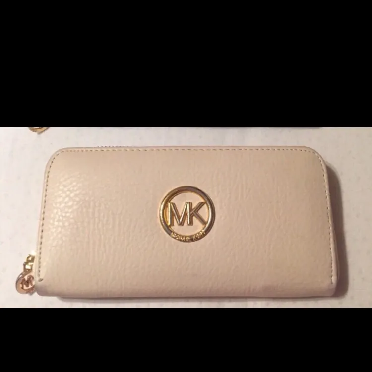 Fin plånbok från märket MK. Inte riktig, men en fin kopia. 
Använd en gång!
Frakt tillkommer.. Väskor.