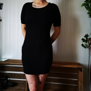 Klänning från Resteröds stl S - Den lilla svarta som passar för alla tillfällen. Mycket fint skick och charmiga detaljer. Mycket fin passform från det strechiga materialet. Frakt tillkommer. 