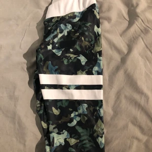 Stronger  - Säljer mina stronger tights, ska flytta så måste rensa. Frakt tillkommer 