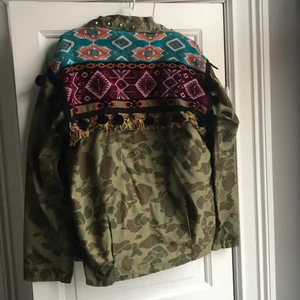 Camoflage jacka från Zara - Cool camoflage jacka från Zara, storlek xs men oversized i modellen, passar XS-L beroende på hur man vill att den sitter