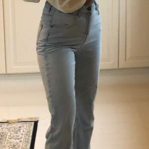 Ljusblå jeans från Zara! Säljer för att de blivit lite små för mig... Köpte för 399kr för ca ett år sedan. Kan fraktas eller mötas upp i Lund eller Lomma.