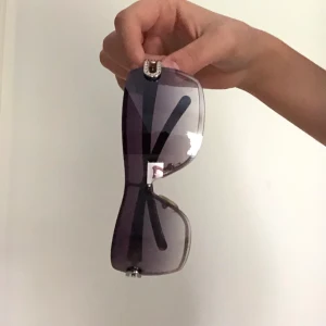 Y2k solglasögon 💅🏼 - Ett par snygga y2k solglasögon. Små repor förekommer, men det är ingenting som märks av om man inte tittar noga :D                                         Frakten är inkluderad i priset 🦎