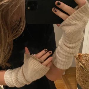 Handledsvärmare - Säljer dom hör fina vita vantarna ifrån HM, köpta förra året!