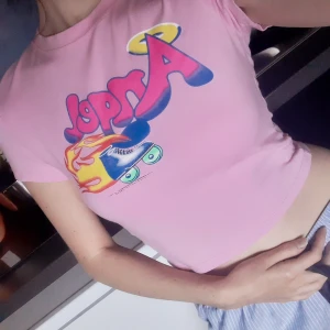 Rosa topp - Angel Tee från BOOGZEL. St.M men sitter som en S! Jag på bilden bär vanligtvis XS-S. Stretchigt och mjukt material💗Knappt använd och därav superfint skick. Frakt: 49:- spårbart