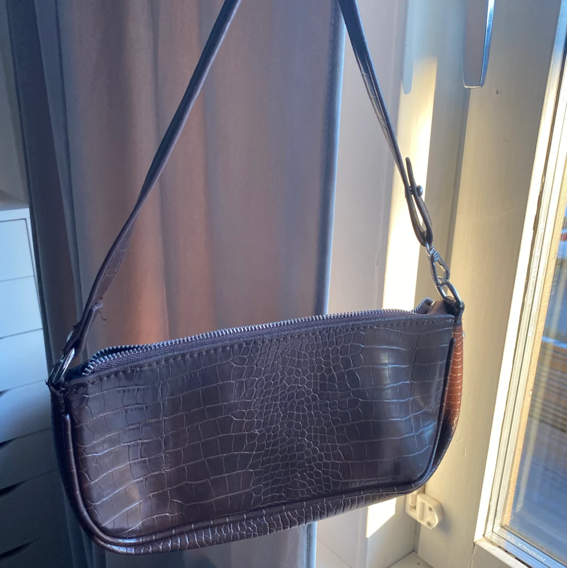 brun väska med mönster - 90