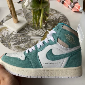 Air jordans 1  - Säljer mina air jordans turbo green höga då jag ej använder dom. Kan ej garantera att dom är äkta!! Dom är använda 2 gånger. Storlek 36 men passar 37/38! Du står för frakten som är  spårbar!! (Lägger ut på fler ställen för mer chans att få dom sålda!!)