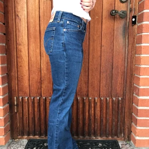 Låga bootcut Levis jeans - Snygga vintage jeans från Levis, säljs pga aldrig använda. Stretchiga och sköna, vida nedtill och låga i midjan. Budgivning från 100kr. Köparen står för frakten