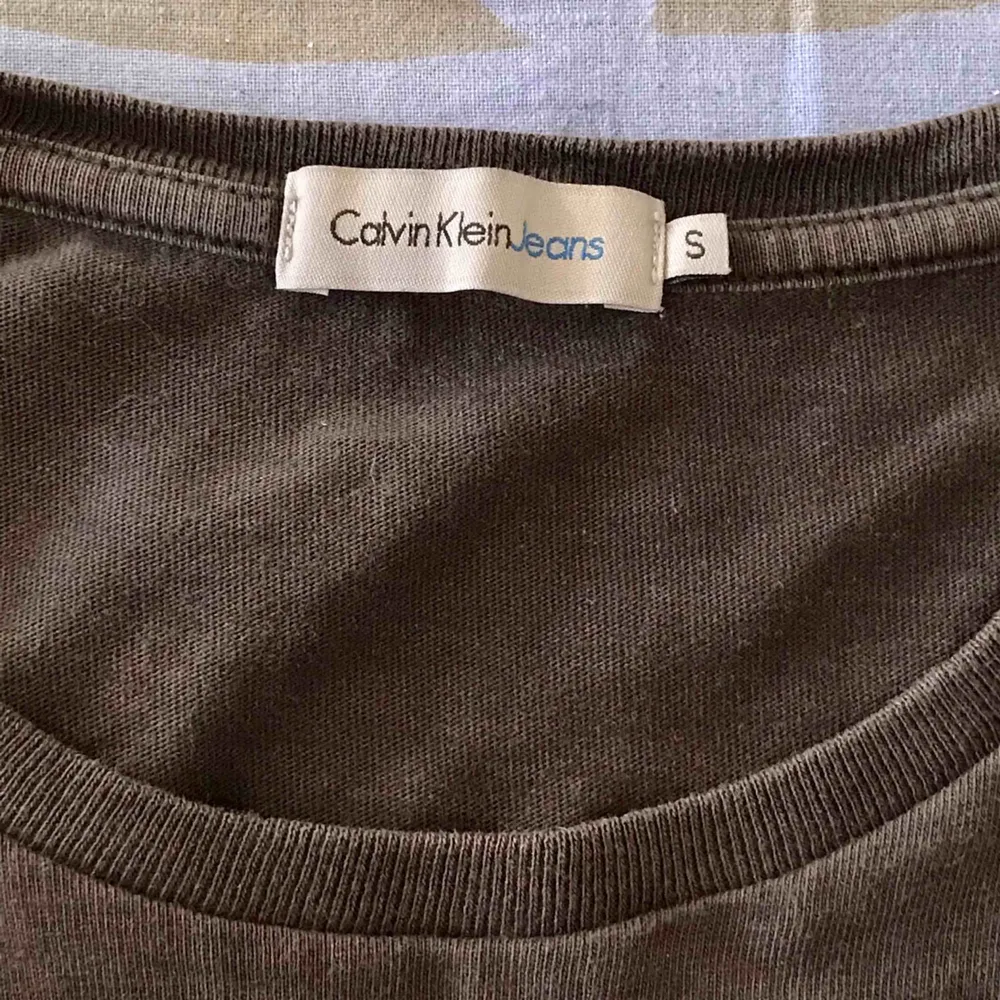 Svart t-shirt Calvin Klein. Storlek S.  100 kronor. Köparen betalar frakten. . T-shirts.