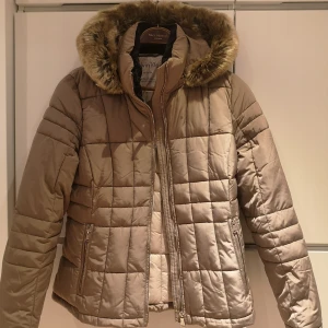 Dunn jacka  - Hej, säljer min fin jacka från Calvin Klein pga rensning av garderoben. Aldrig använt den. Köpte for 2500 men säljer for 1000 helt nytt. 