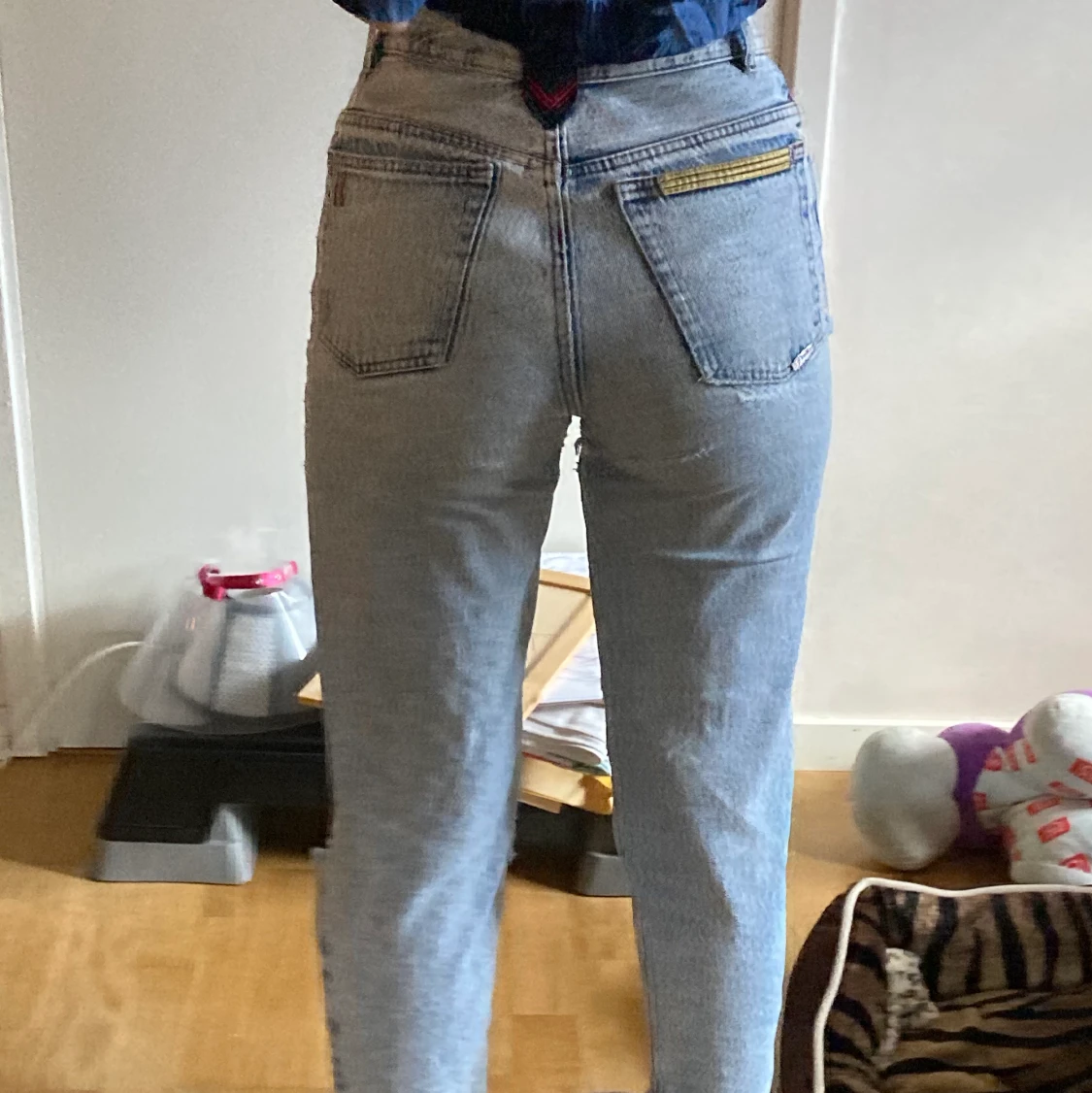 Ripped Byxor med lite märken - 91