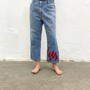 Secondhand-jeans med rött Iggy Jeans mönster. En re-make av @iggyjeans i samarbete Philippa Parnevik. OBS! Jeansen är små i storlek! Dessa motsvarar ca storlek XL-XXL 