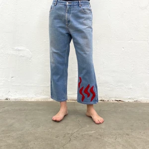 Jeans no:4 - IGGY JEANS x PHILIPPA - Secondhand-jeans med rött Iggy Jeans mönster. En re-make av @iggyjeans i samarbete Philippa Parnevik. OBS! Jeansen är små i storlek! Dessa motsvarar ca storlek XL-XXL 