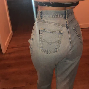 Ljusblå Jeans - Skitsnygga jeans! Ärvda av min mamma, kommer ej till användning tyvärr. Storlek 30/30.