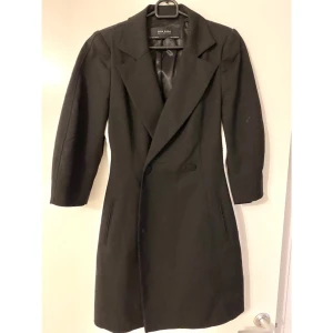 Zara blazer/dress - Oanvänd Zara klänning med vita detaljer på sidan. Kan även användas som kavaj
