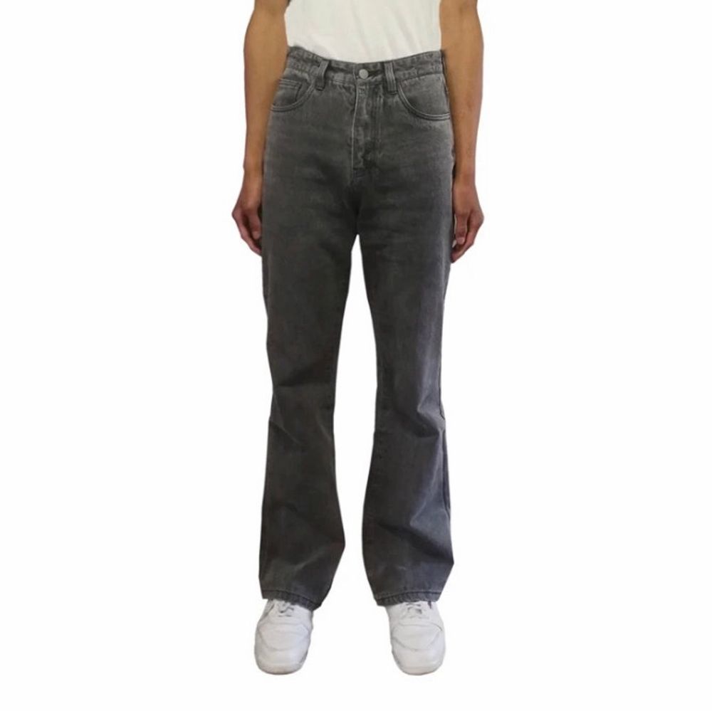 Washed Black Flared Denim Jeans, köpta på Exitus. Jeansen är unisex och i storlek M, passar någon som är lite längre än 170. Det är 10/10 i skick, ligger kvar i sin förpackning. Nypris: 900. Frakt är inkluderat i mitt pris. Skriv om fler frågor🤠👍🏽. Jeans & Byxor.